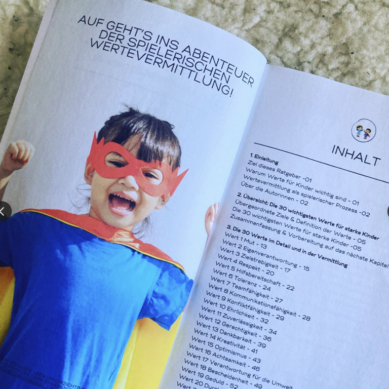 Warum Werte der Schlüssel zu resilienten Kindern sind Ein kleiner Junge in einem Superhelden-Kostüm mit Umhang und Sonnenbrille.