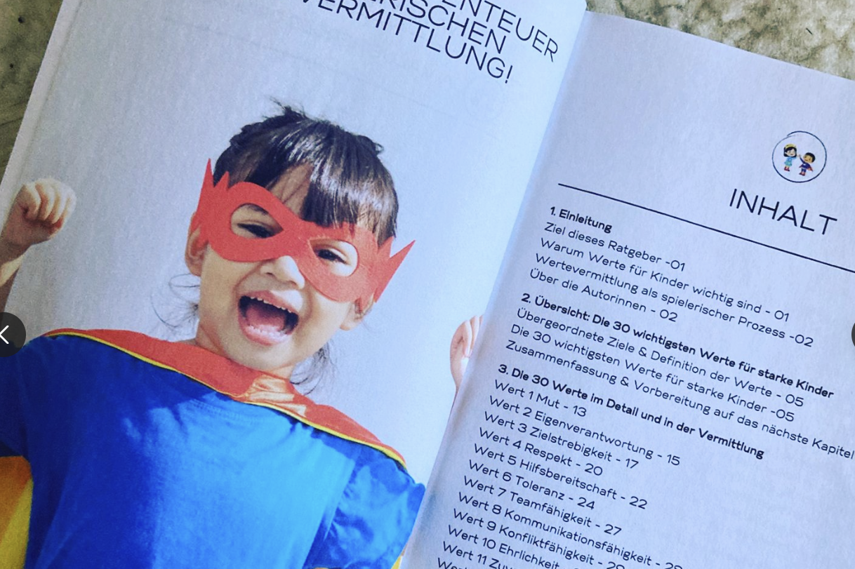 Warum Werte der Schlüssel zu resilienten Kindern sind Junge mit Umhang und Sonnenbrille steht vor einem alten Gebäude und schaut zurück.