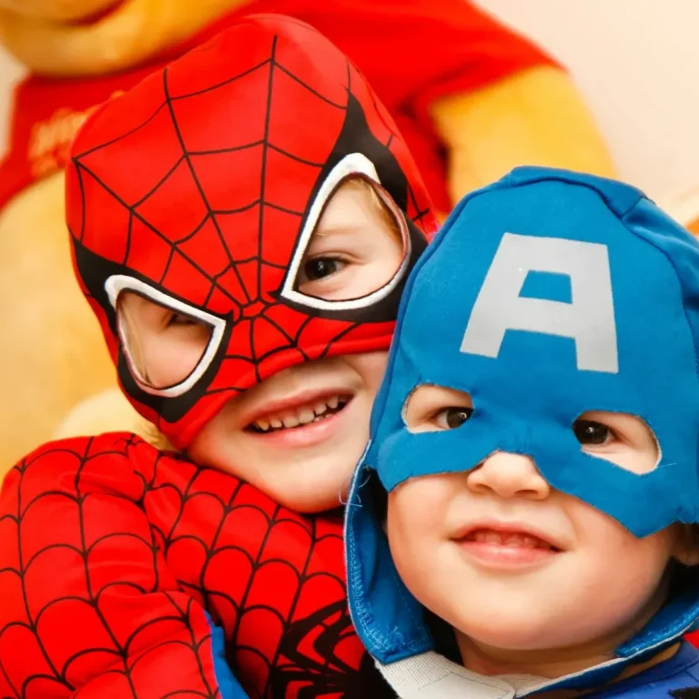 Blog Coverbild der Value Heros - Werthelden Zwei Kinder in Superhelden-Kostümen: Spider-Man und Captain America.