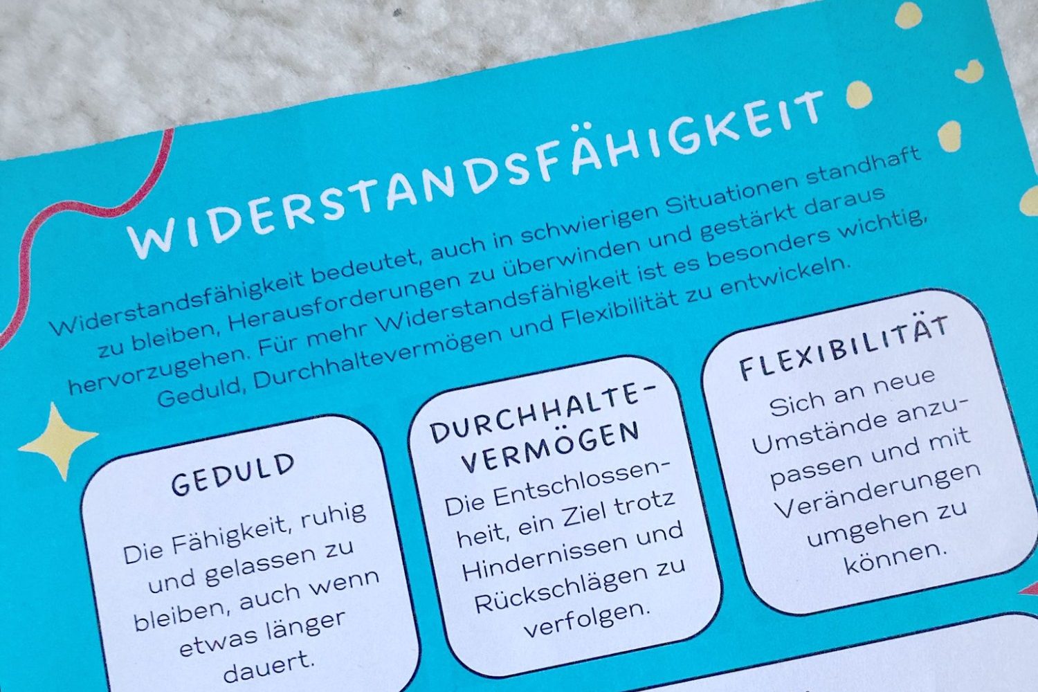 Spielerisch Werte vermitteln: So gelingt es mit Ihren Kindern Eine fröhliche Frau sitzt mit fünf Kindern auf einem grauen Sofa.