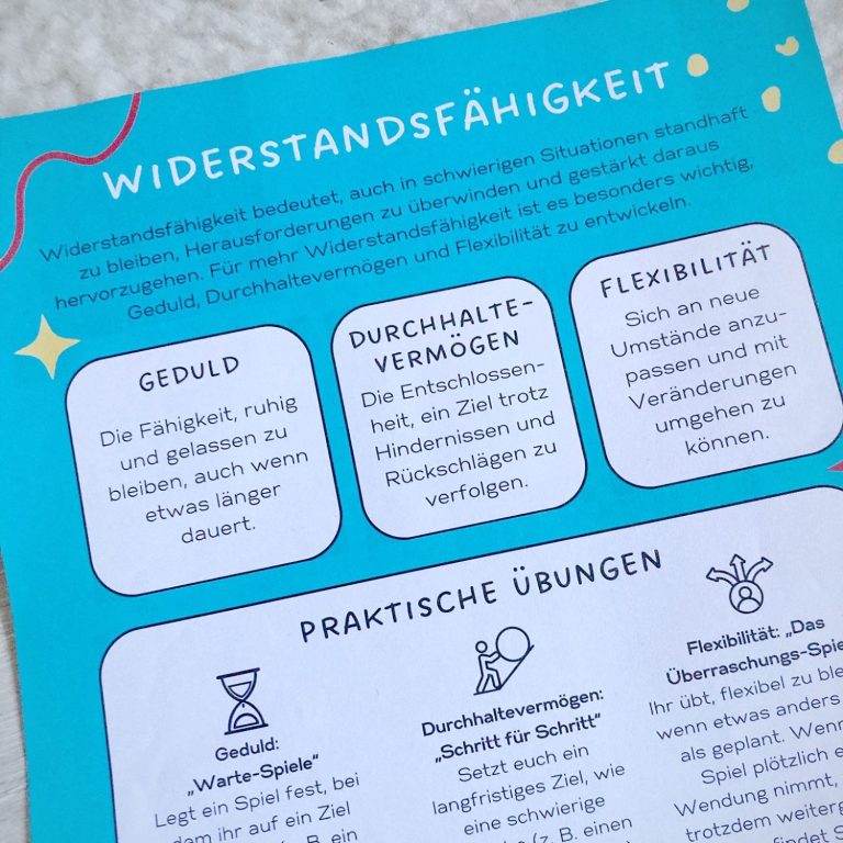 Warum Werte der Schlüssel zu resilienten Kindern sind Ein kleiner Junge in einem Superhelden-Kostüm mit Umhang und Sonnenbrille.
